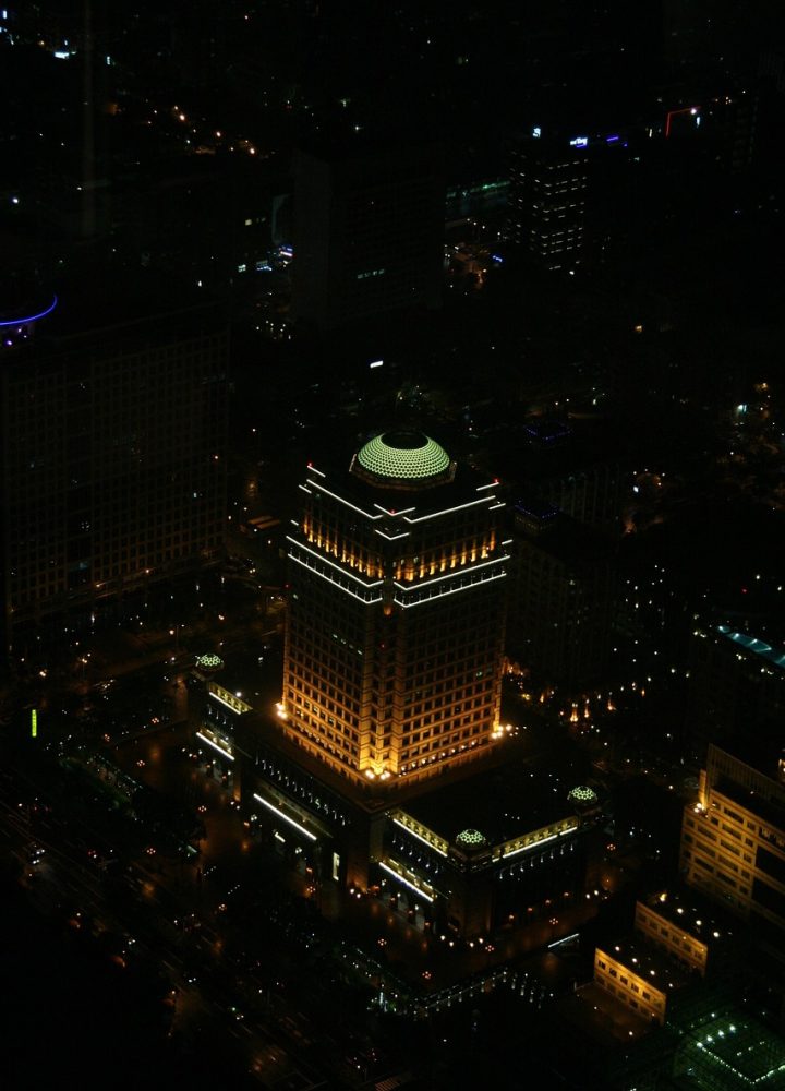 快手视频 App 主界面竖屏展示：夜间城市灯光背景下，手机屏幕上播放着竖版短视频，底部一排线性图标导航清晰可见